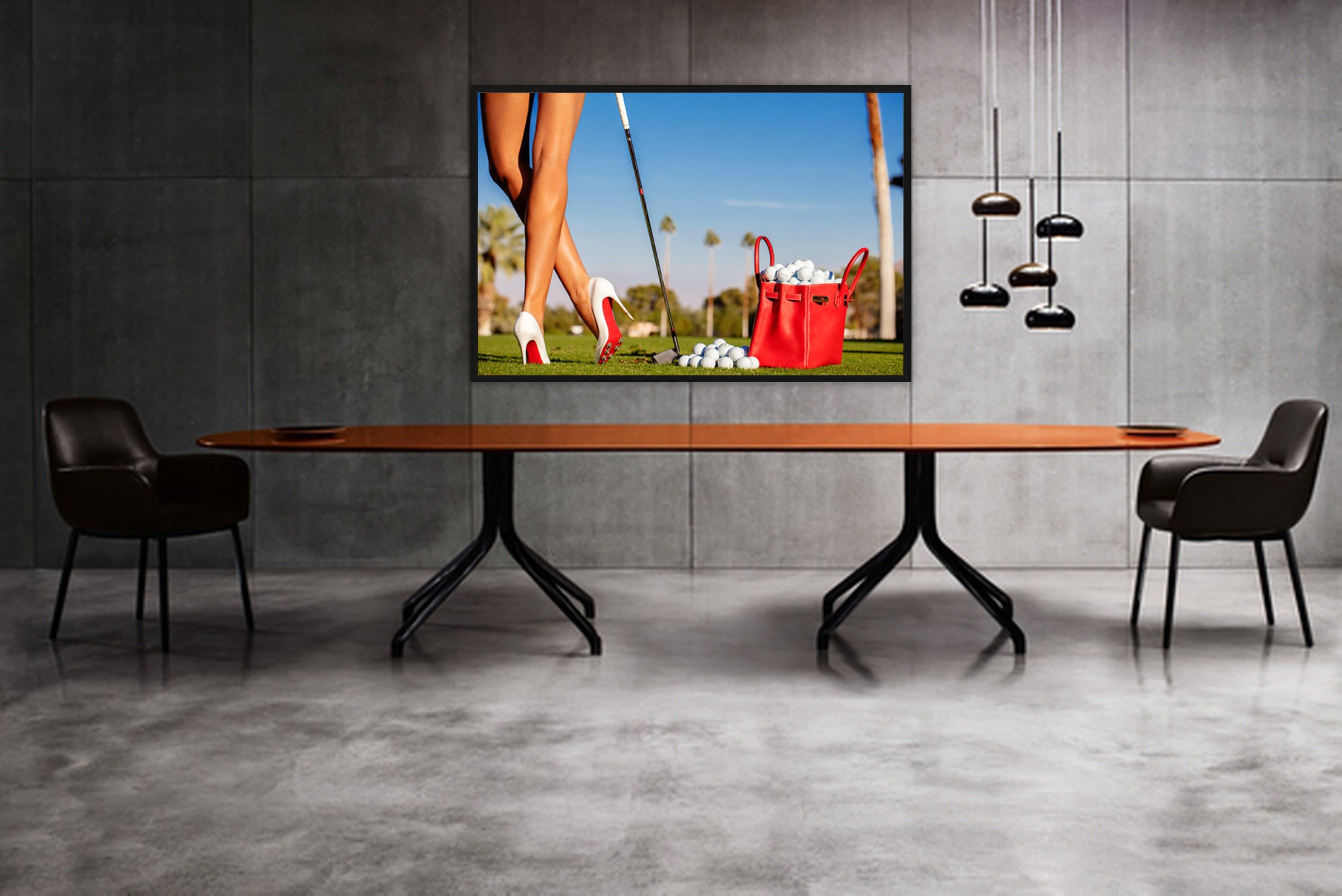 Damentag – Frau beim Golfen in Heels, Kunstfotografie, 2012 (Zeitgenössisch), Photograph, von Tony Kelly