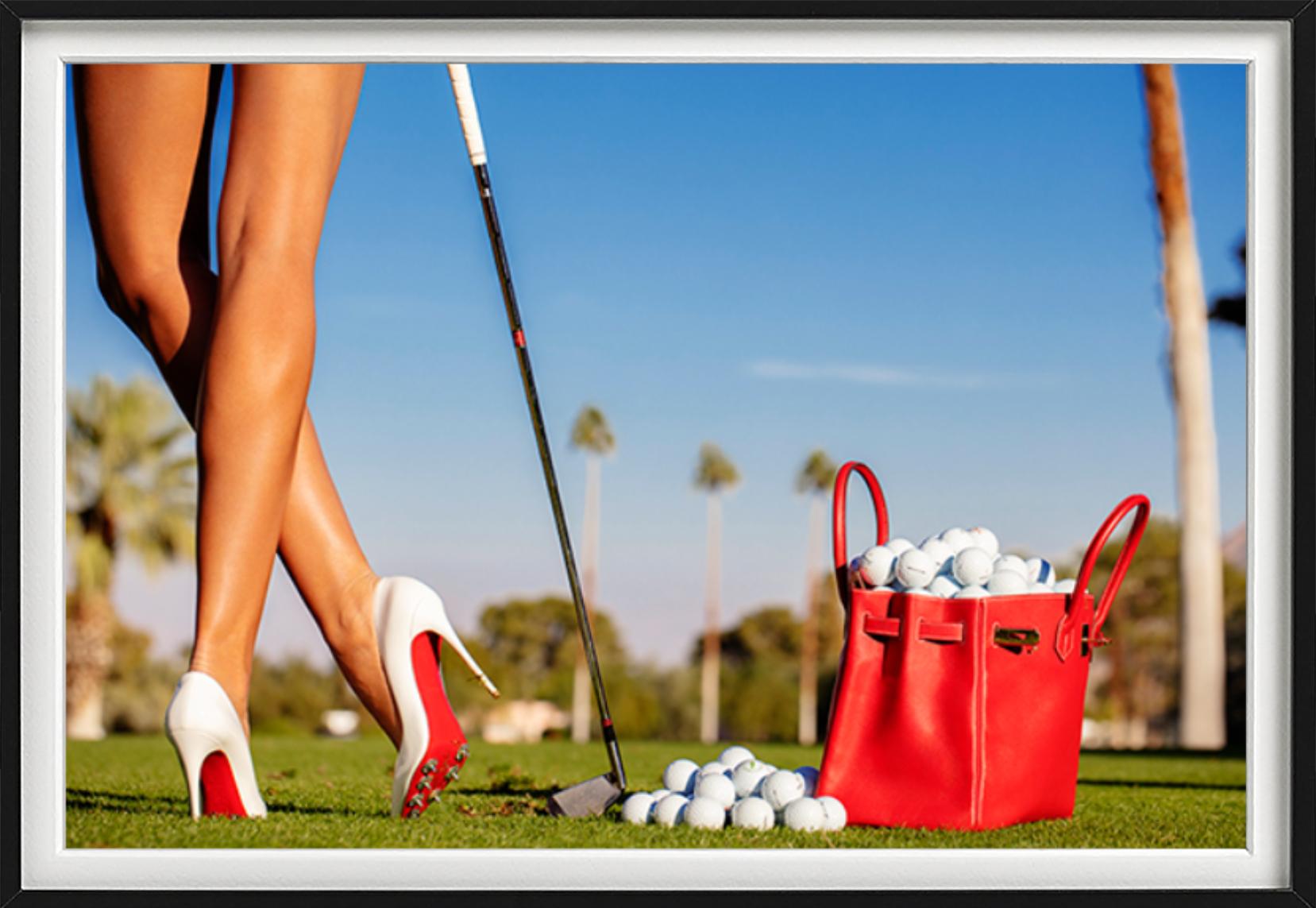 Damentag – Frau beim Golfen in Heels, Kunstfotografie, 2012 (Grau), Figurative Photograph, von Tony Kelly