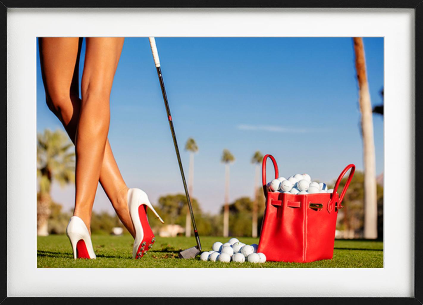 Damentag – Frau beim Golfen in Heels, Kunstfotografie, 2012 im Angebot 1