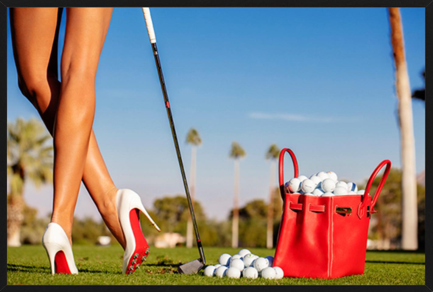 Damentag – Frau beim Golfen in Heels, Kunstfotografie, 2012 im Angebot 3