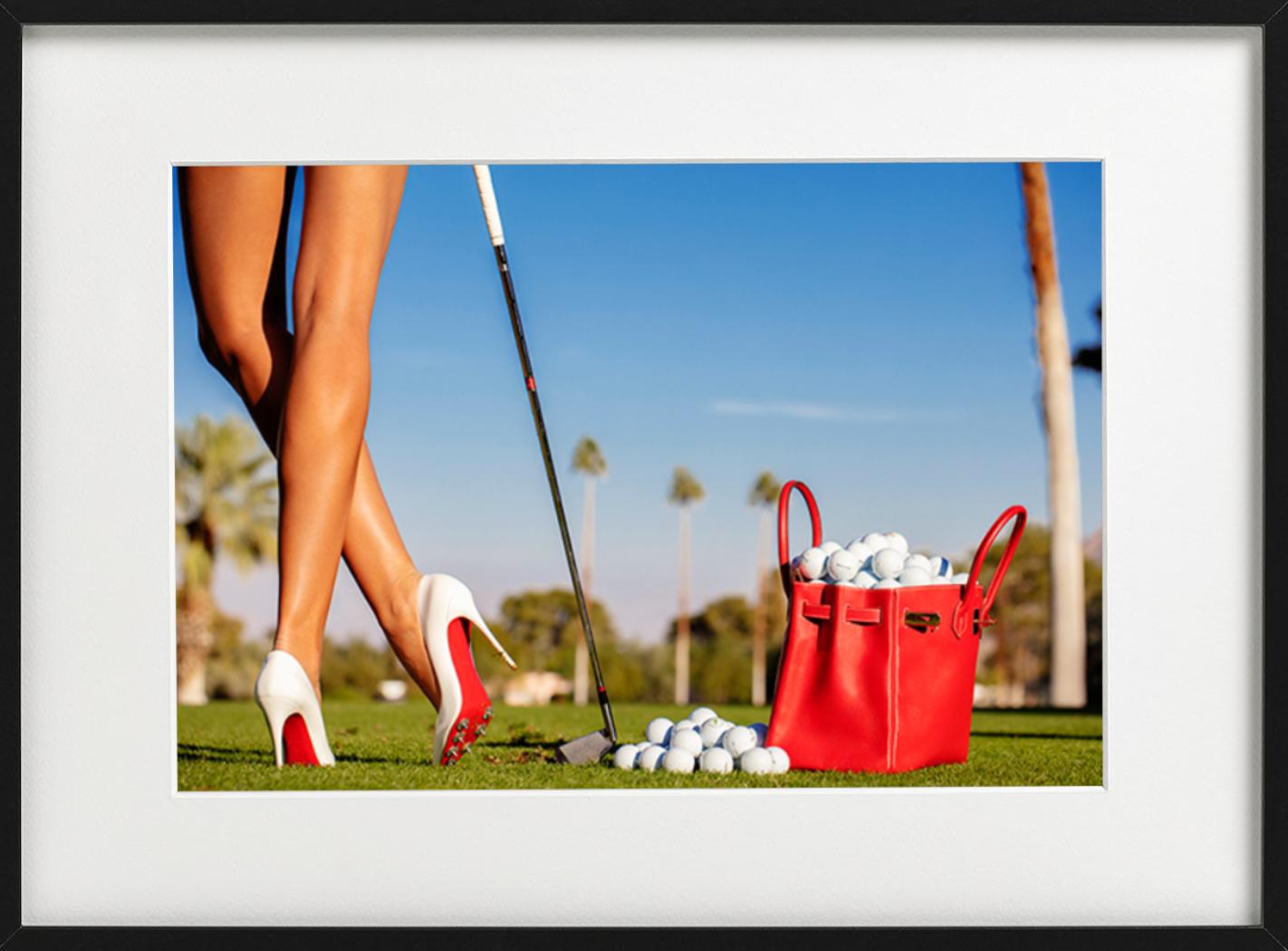 Damentag – Frau beim Golfen in Heels, Kunstfotografie, 2012 im Angebot 4