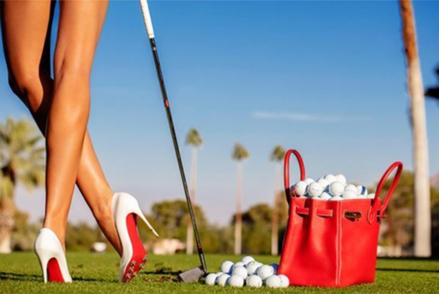 Tony Kelly Figurative Photograph – Damentag – Frau beim Golfen in Heels, Kunstfotografie, 2012