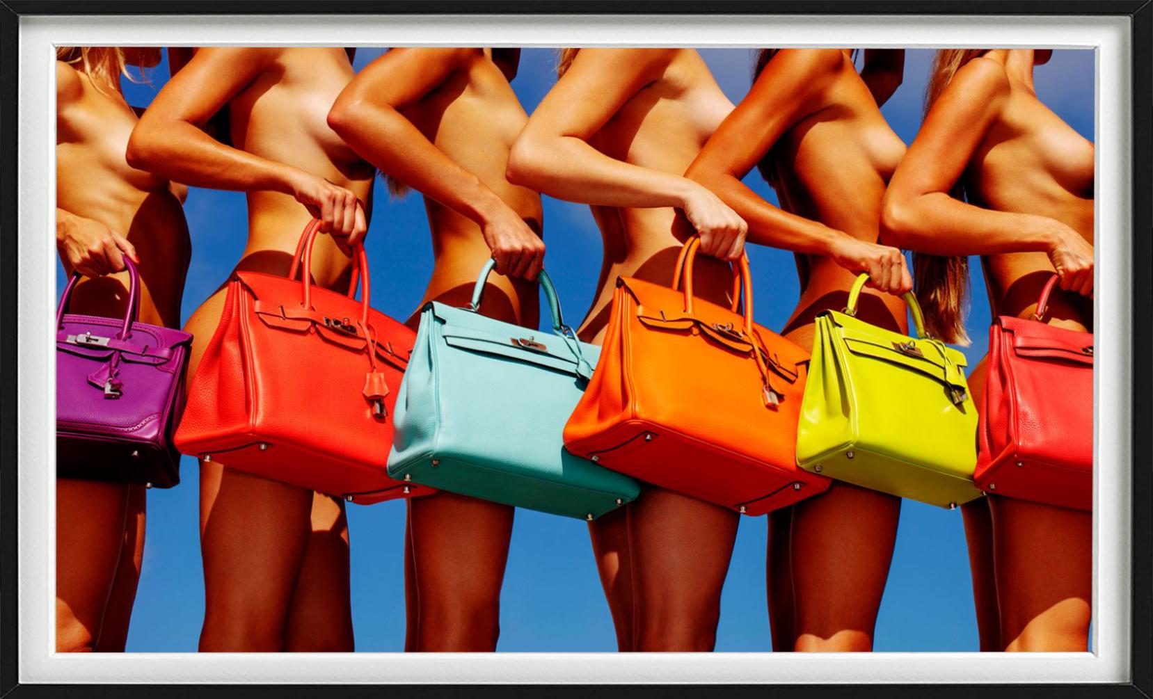 Ladies Who Lunch avec sacs Birkin colorés, photographie d'art, 2018 - Beige Color Photograph par Tony Kelly