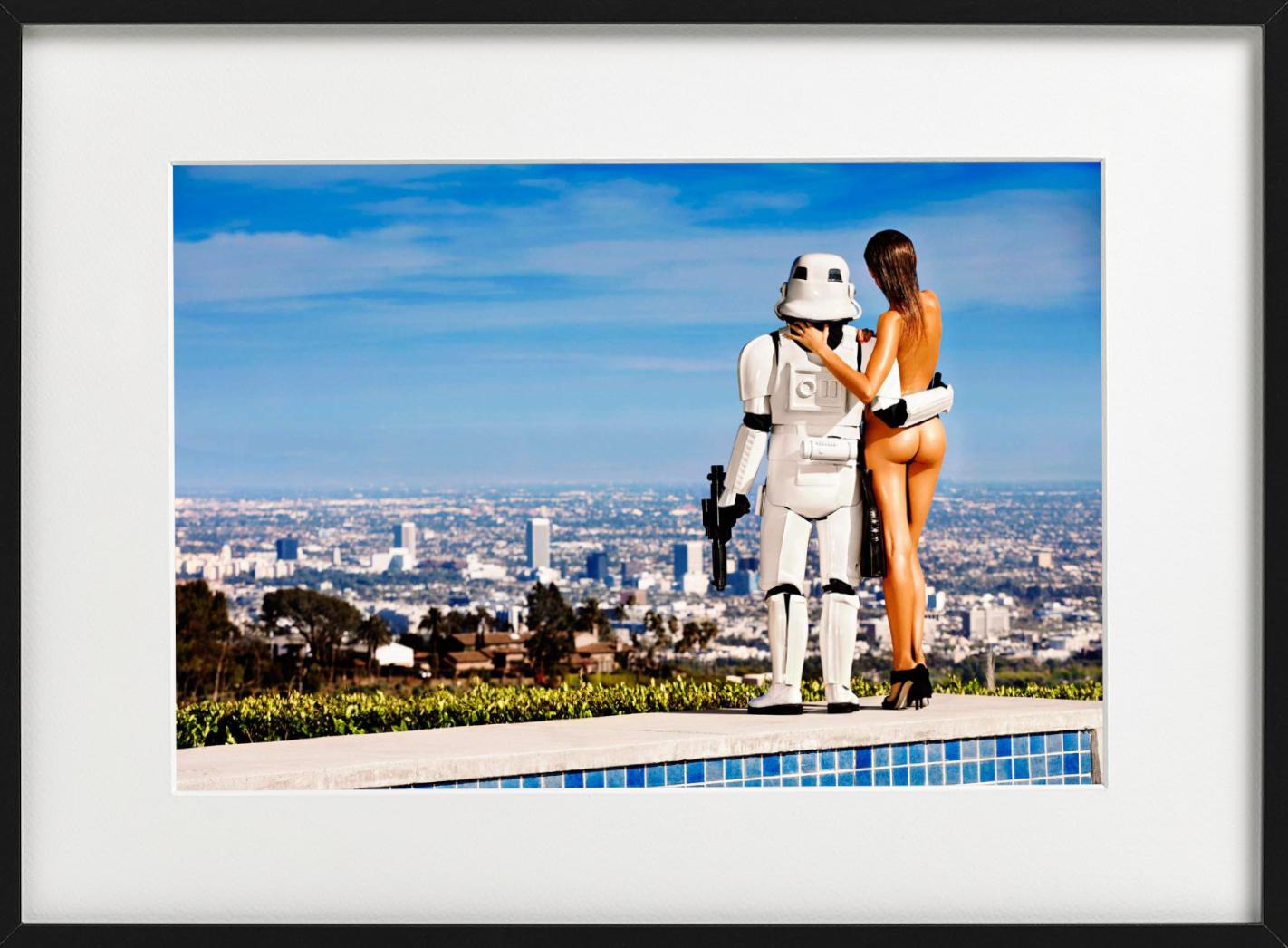 Love Story 5 - Nackt mit Sturmtrooper, der sich LA ansieht, Kunstfotografie, 2017 (Blau), Nude Photograph, von Tony Kelly