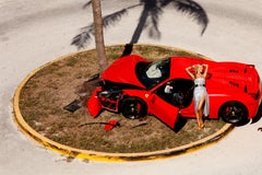 Miami Car Crash - Red Ferrari stürmte auf einem Palmtree in Miami, Kunstfotografie, 2019