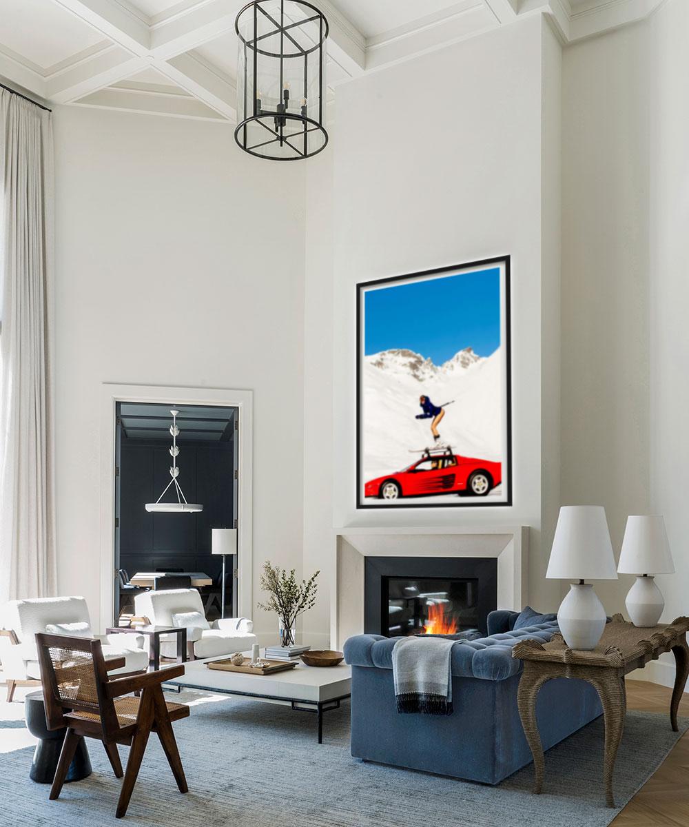 Modello con indosso solo una giacca da neve che scia sul tetto di una Ferrari Testarossa con montagne innevate sullo sfondo, fotografato da Tony Kelly nel 2022.

Tutte le stampe sono in edizione limitata. Disponibile in più misure. Cornici di alto