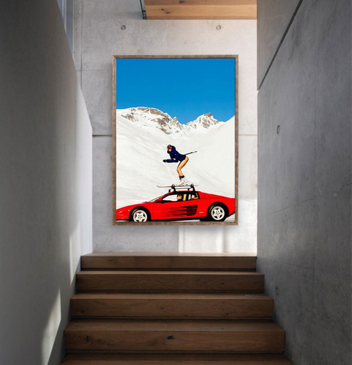 Off-Piste-Modell auf Skiern auf einem Auto in den Schneegräsern – Photograph von Tony Kelly