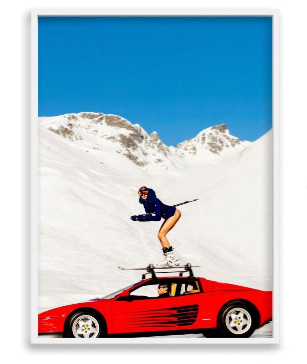 Off-Piste-Modell auf Skiern auf einem Auto in den Schneegräsern (Zeitgenössisch), Photograph, von Tony Kelly