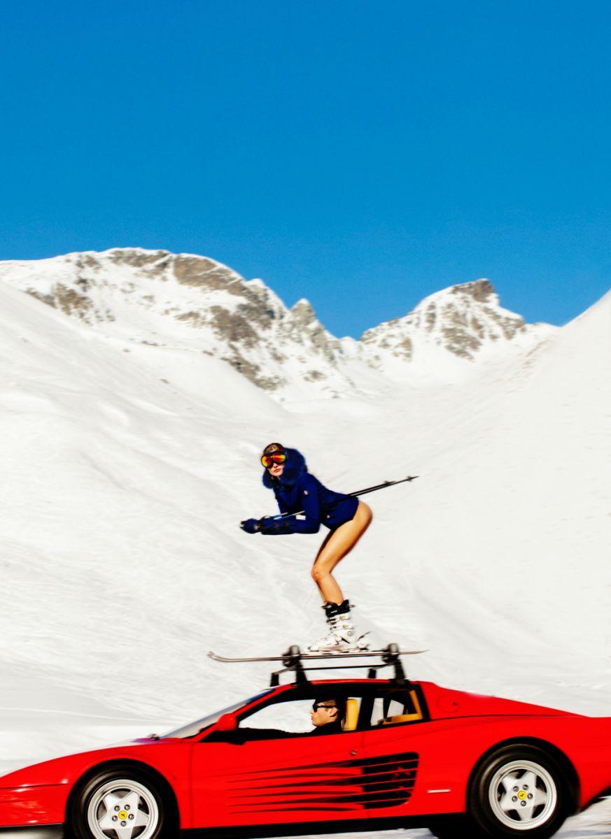 Tony Kelly Landscape Photograph – Off-Piste-Modell auf Skiern auf einem Auto in den Schneegräsern