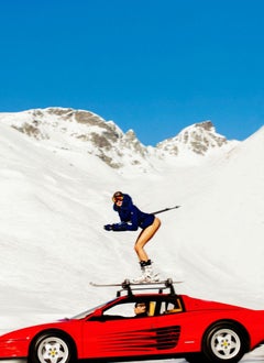Off-Piste-Modell auf Skiern auf einem Auto in den Schneegräsern