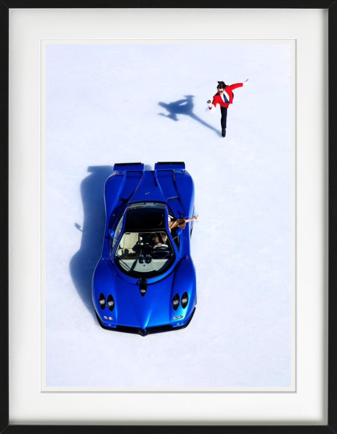Pagani sobre hielo, Fotografía artística, 2024 - Color Photograph Gris de Tony Kelly