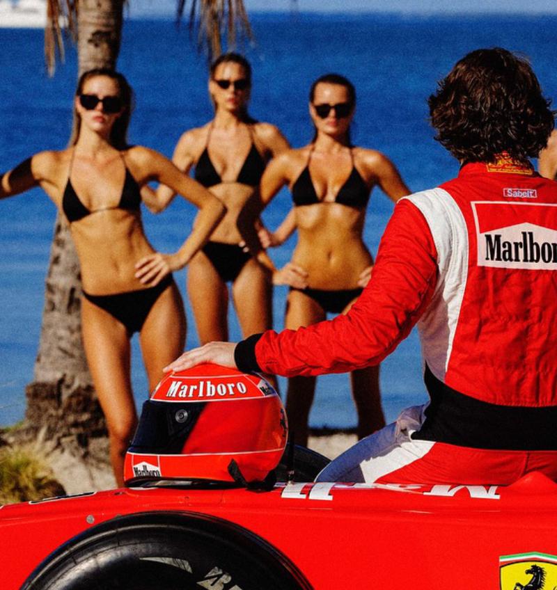 Pit Stop - Fórmula 1 Ferrari y Modelos bronceadas, Fotografía Fine Art, 2024 - Photograph Contemporáneo de Tony Kelly