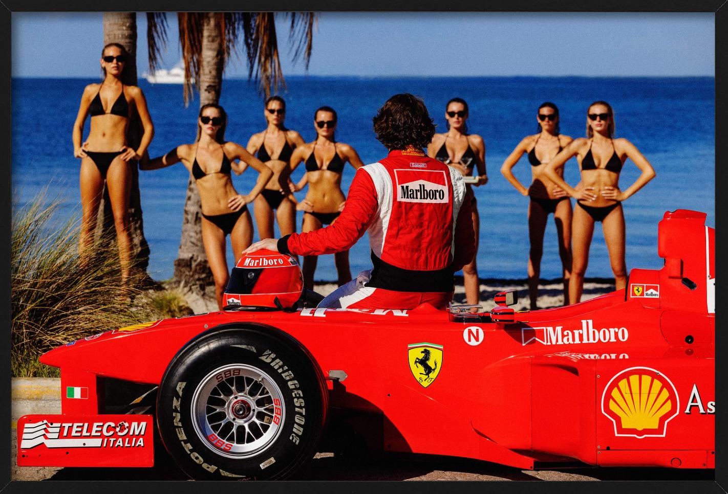 Pit Stop - Fórmula 1 Ferrari y Modelos bronceadas, Fotografía Fine Art, 2024 - Figurative Photograph Negro de Tony Kelly