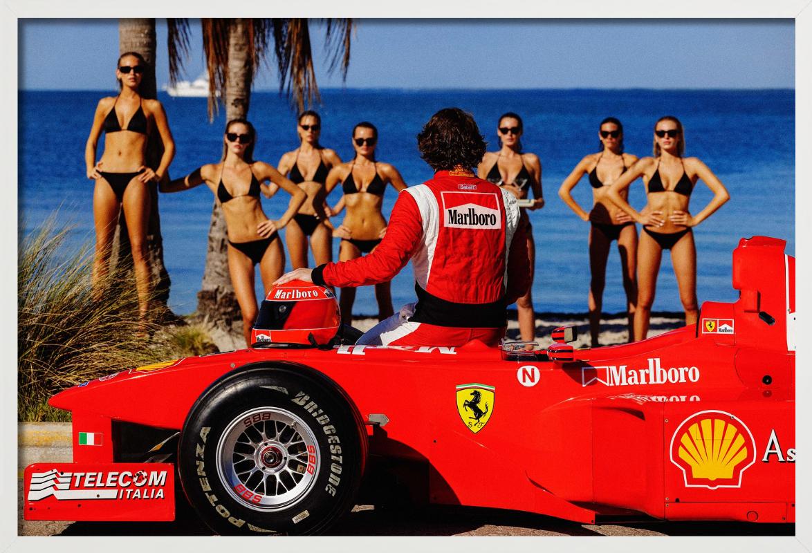 Pit Stop - Fórmula 1 Ferrari y Modelos bronceadas, Fotografía Fine Art, 2024 en venta 2