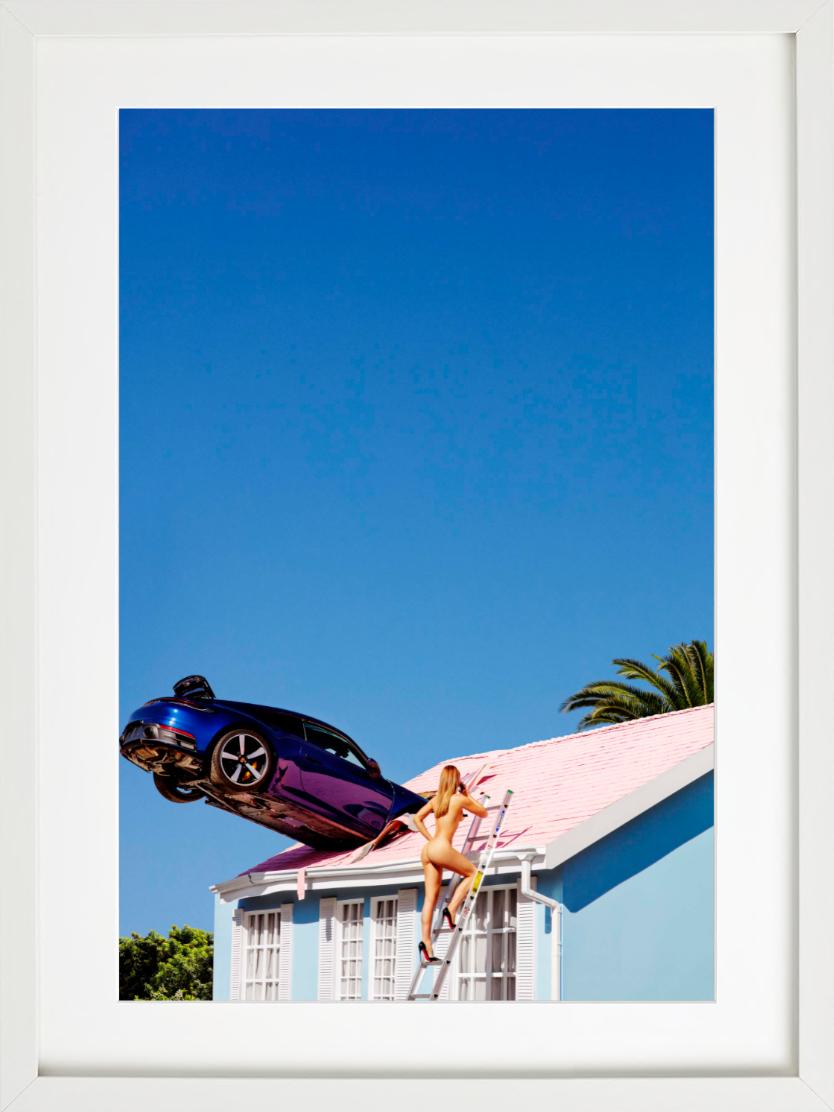 Parking sur le toit - nunde sur un toit avec une voiture violette, photographie d'art, 2012. - Contemporain Photograph par Tony Kelly