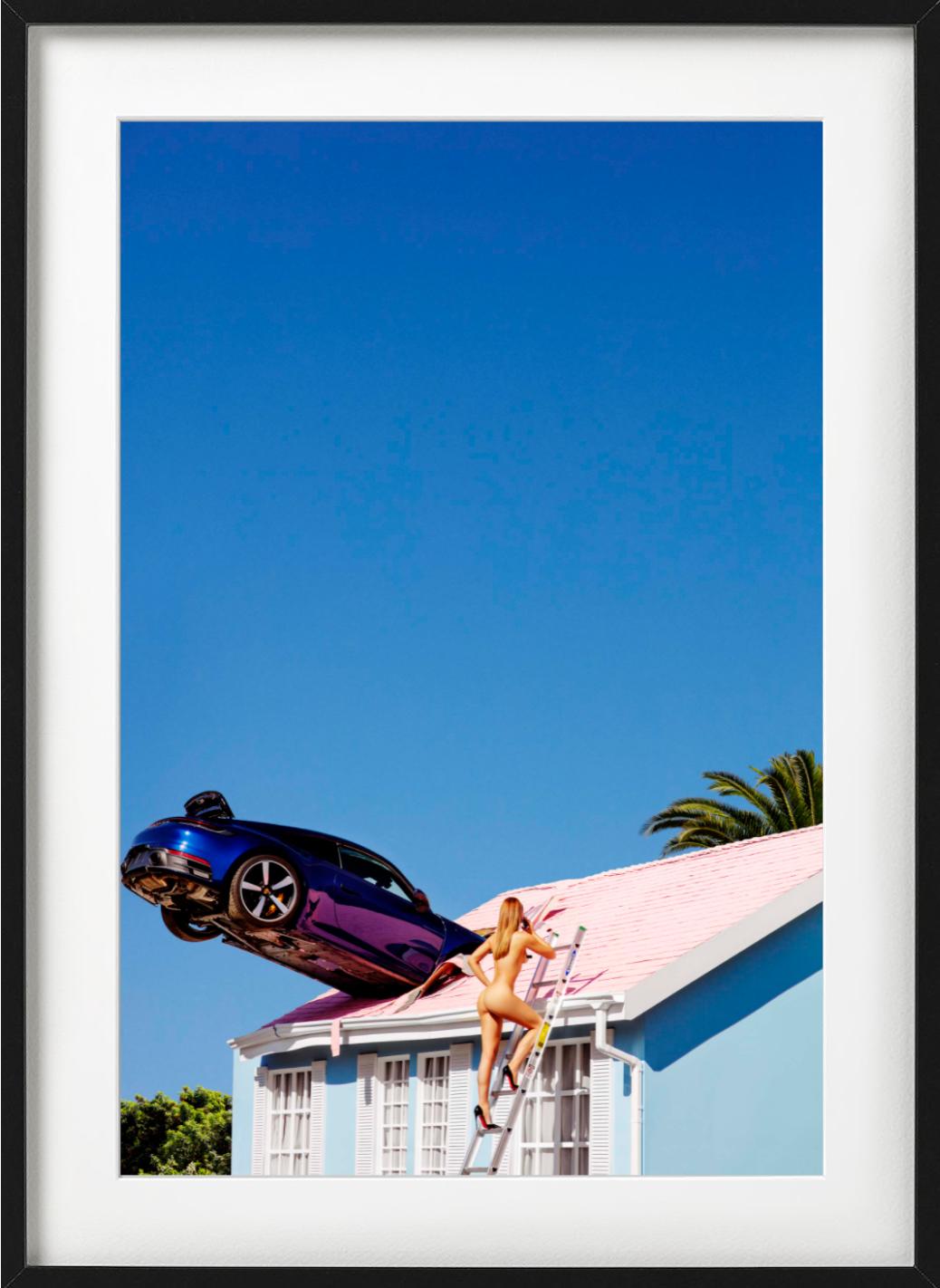 Parking sur le toit - nunde sur un toit avec une voiture violette, photographie d'art, 2012. en vente 1
