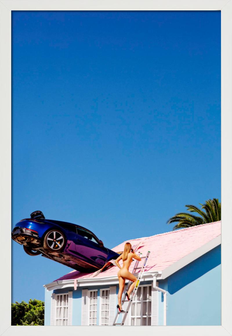 Parking sur le toit - nunde sur un toit avec une voiture violette, photographie d'art, 2012. en vente 3