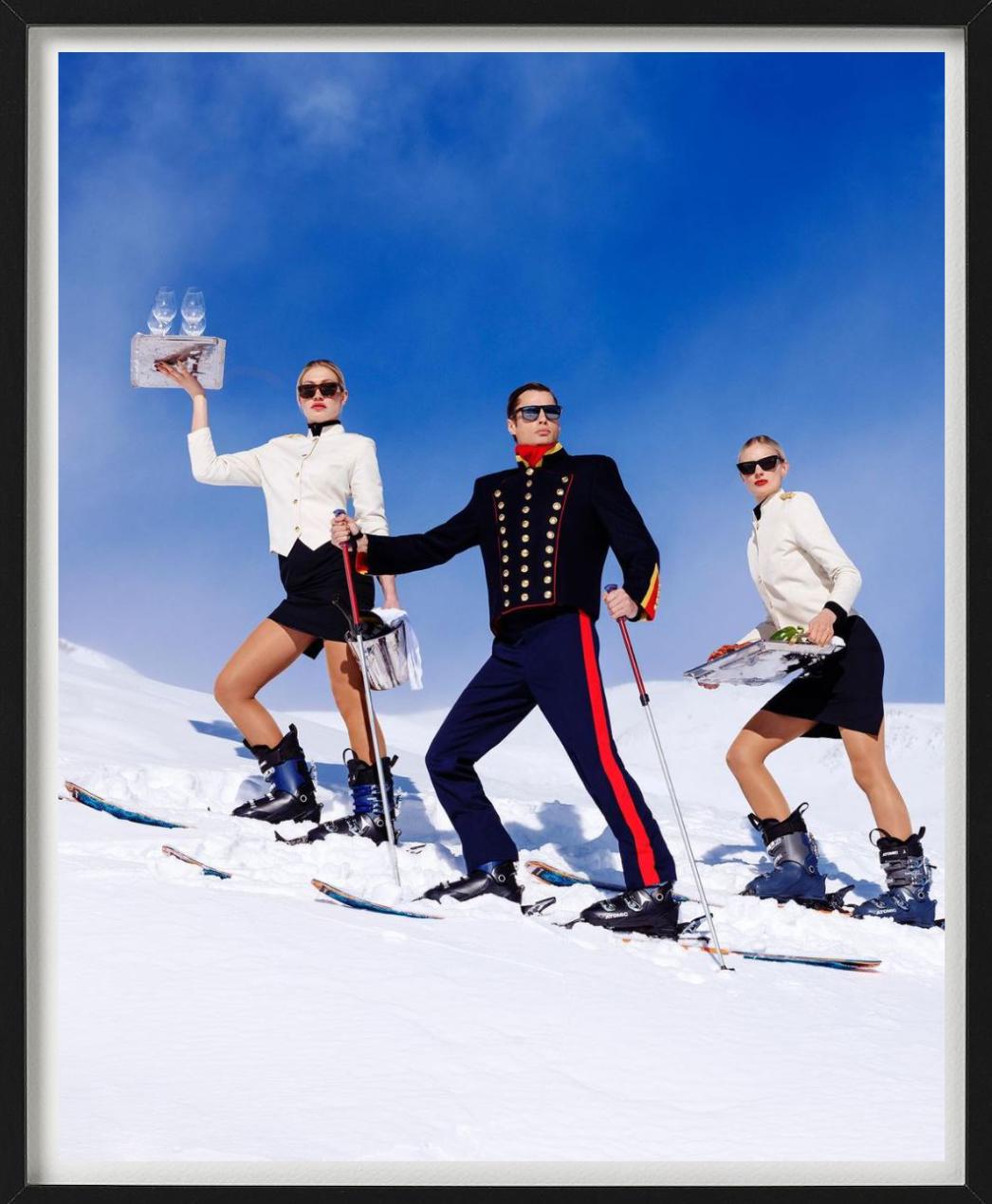 „Room Service“ – Waiters in Uniform beim Skifahren auf dem Pfaden, Kunstfotografie, 2023 (Zeitgenössisch), Photograph, von Tony Kelly