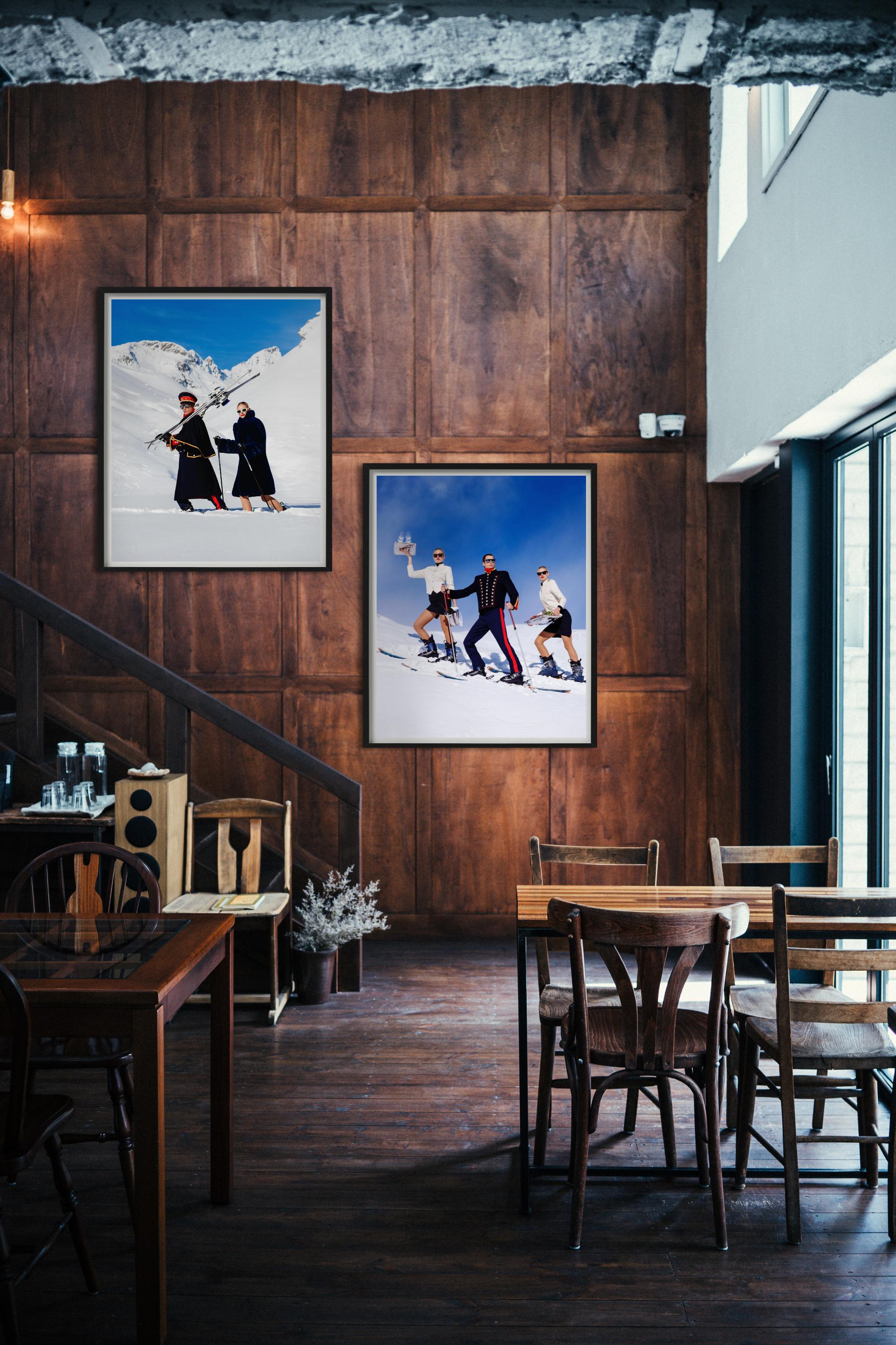 „Room Service“ – Waiters in Uniform beim Skifahren auf dem Pfaden, Kunstfotografie, 2023 im Angebot 3