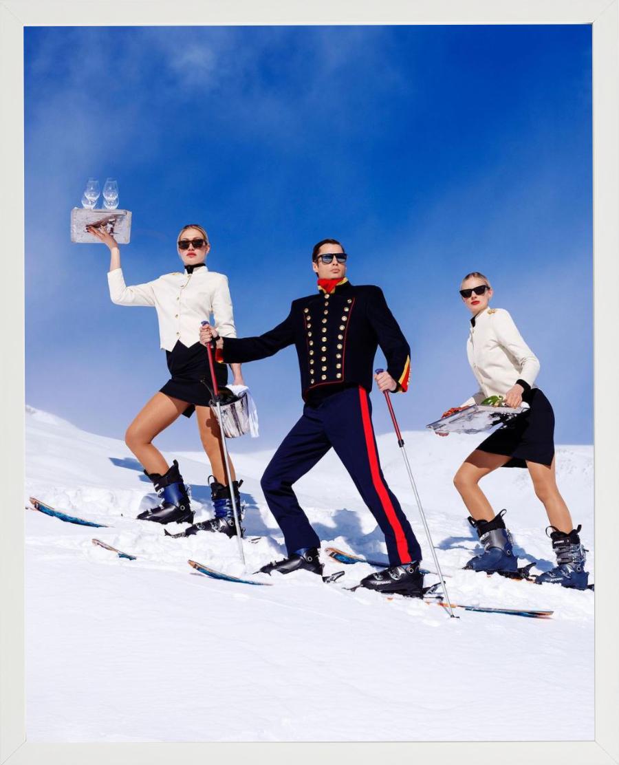 „Room Service“ – Waiters in Uniform beim Skifahren auf dem Pfaden, Kunstfotografie, 2023 im Angebot 5