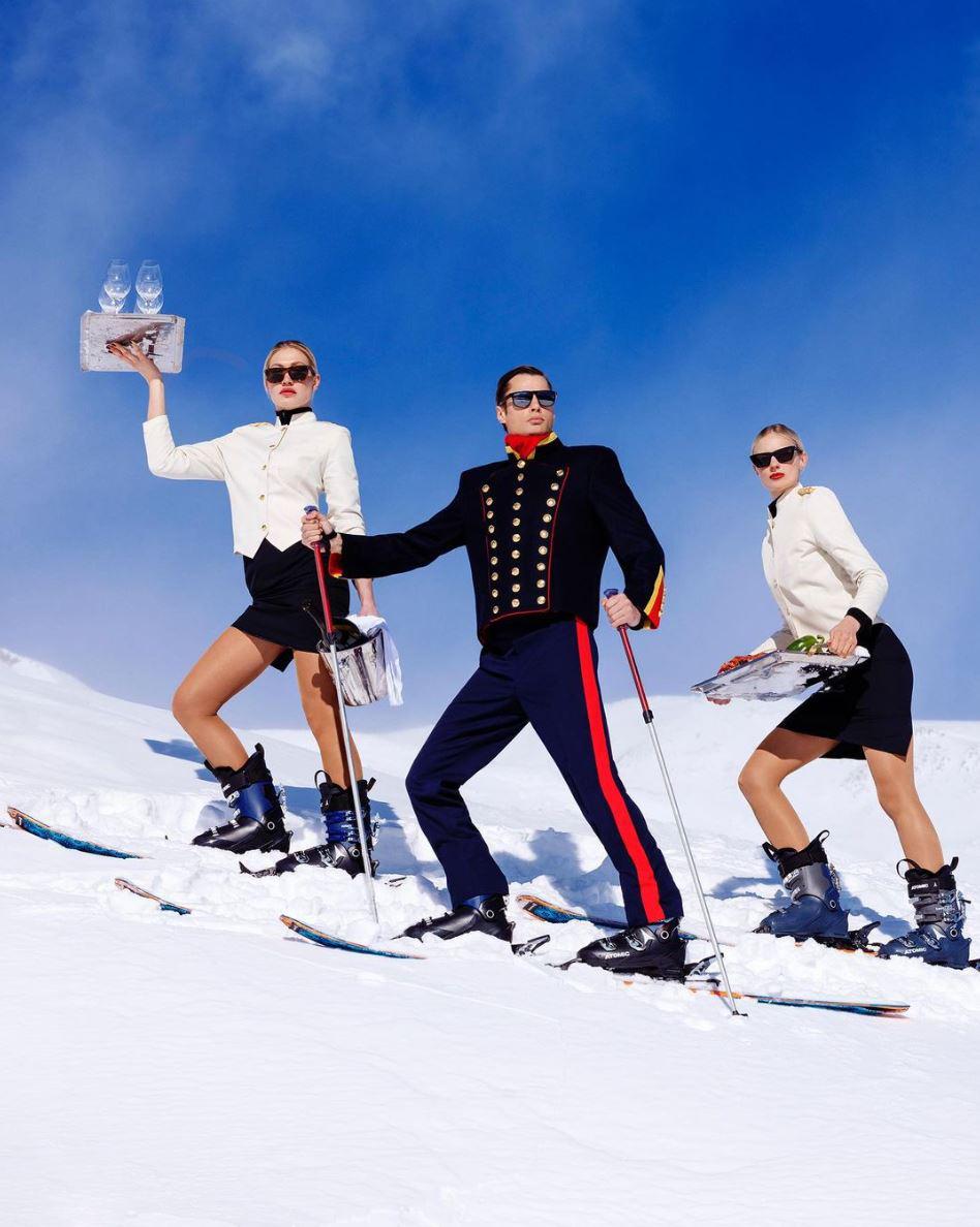Tony Kelly Color Photograph – „Room Service“ – Waiters in Uniform beim Skifahren auf dem Pfaden, Kunstfotografie, 2023