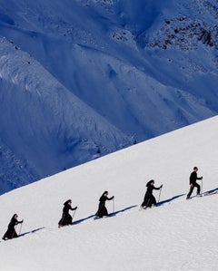 « Saint Moritz » - Un groupe de Nuns skiant sur la neige, photographie d'art, 2023