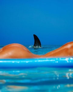 Shark Lady - Rückseite des nackten Frauenkörpers mit Haifischflocken 