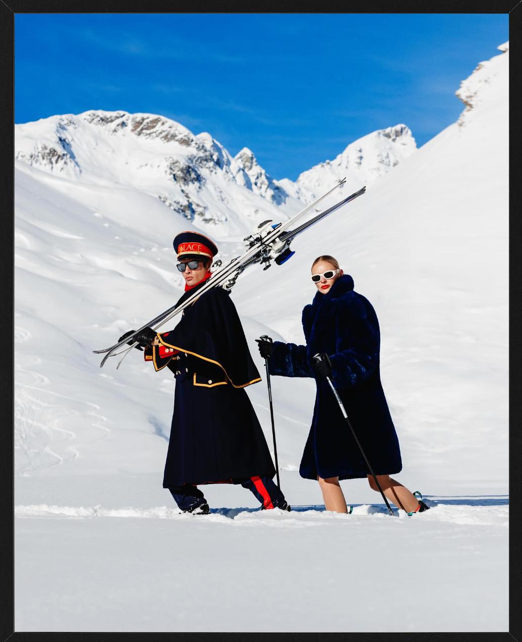 „Ski Guide“ – zwei Modelle, die durch Schnee wandern, Kunstfotografie, 2023 im Angebot 6