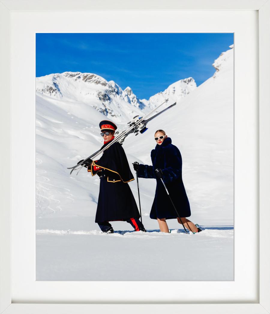„Ski Guide“ – zwei Modelle, die durch Schnee wandern, Kunstfotografie, 2023 im Angebot 1