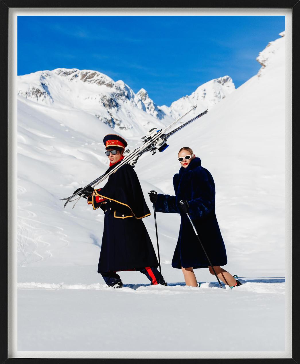 „Ski Guide“ – zwei Modelle, die durch Schnee wandern, Kunstfotografie, 2023 im Angebot 2