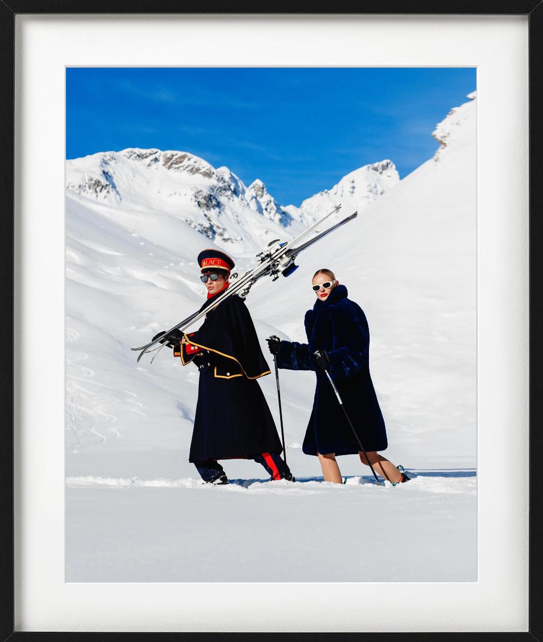 „Ski Guide“ – zwei Modelle, die durch Schnee wandern, Kunstfotografie, 2023 im Angebot 3