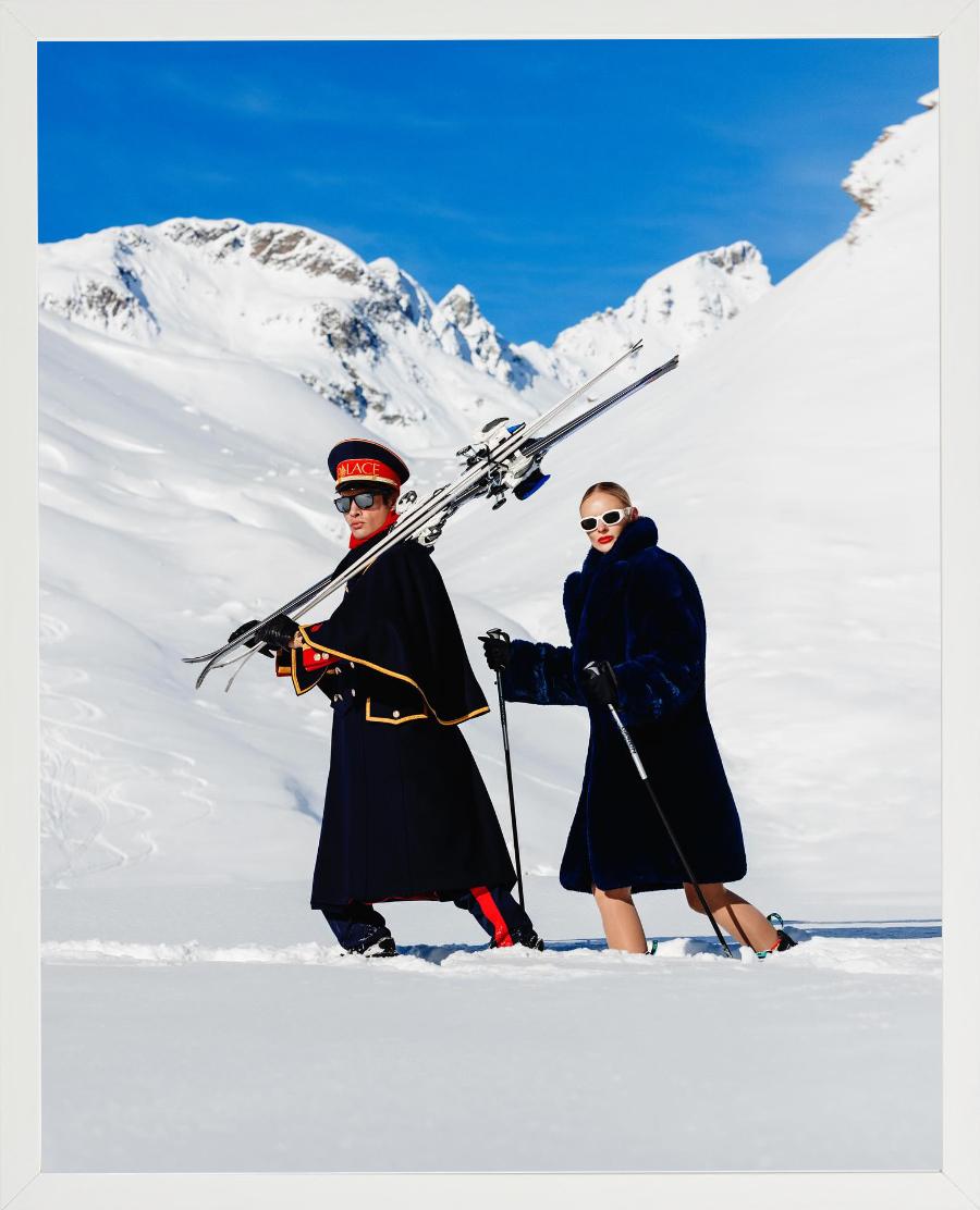 „Ski Guide“ – zwei Modelle, die durch Schnee wandern, Kunstfotografie, 2023 im Angebot 5