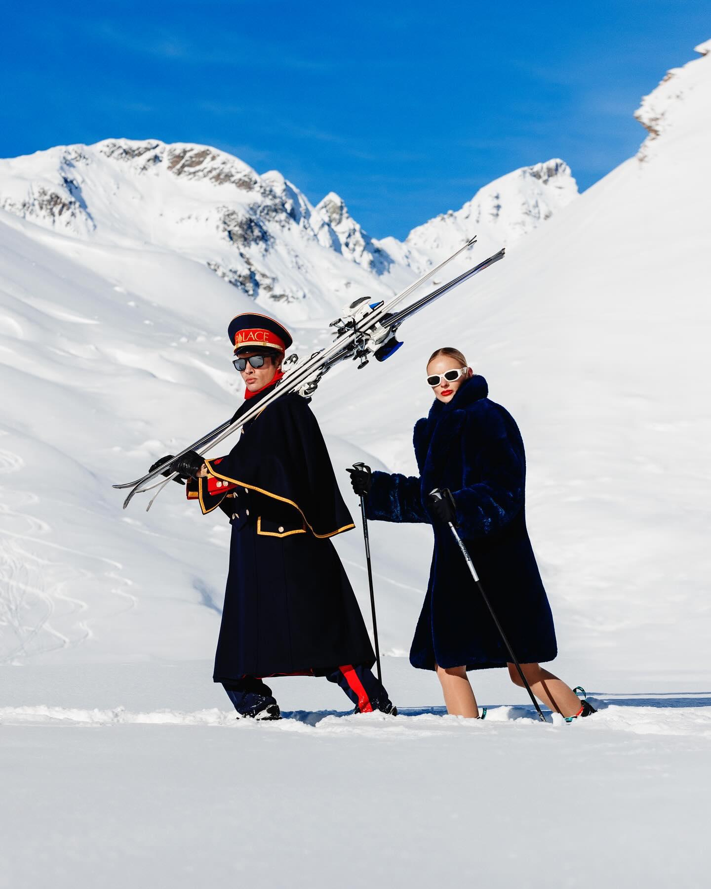 Tony Kelly Figurative Photograph – „Ski Guide“ – zwei Modelle, die durch Schnee wandern, Kunstfotografie, 2023
