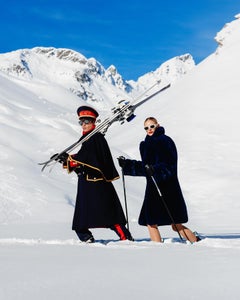 „Ski Guide“ – zwei Modelle, die durch Schnee wandern, Kunstfotografie, 2023