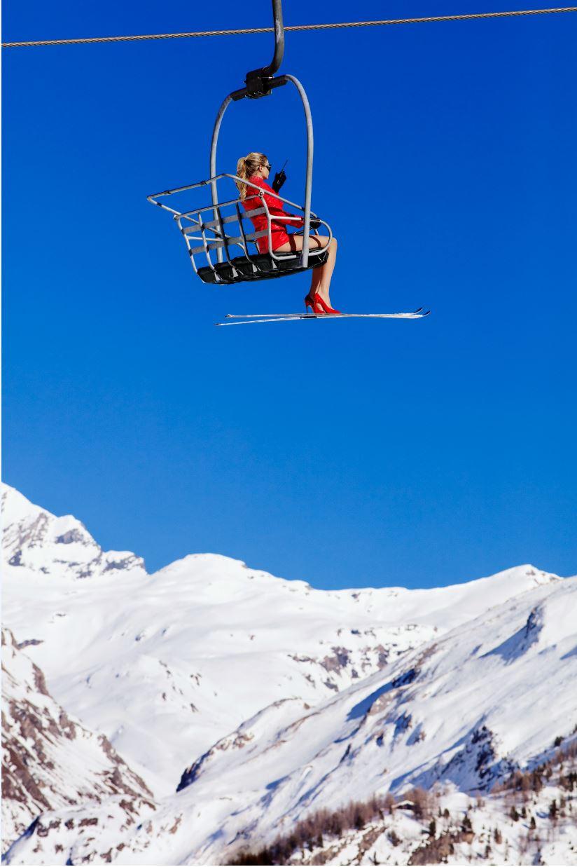 Tony Kelly Color Photograph – Ski Patrol Chairlift - Landschaftsporträt eines Modells in den alpinen Bergen
