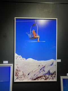 Modèle de ski rouge assis dans un chariot, photographie d'art, 2019