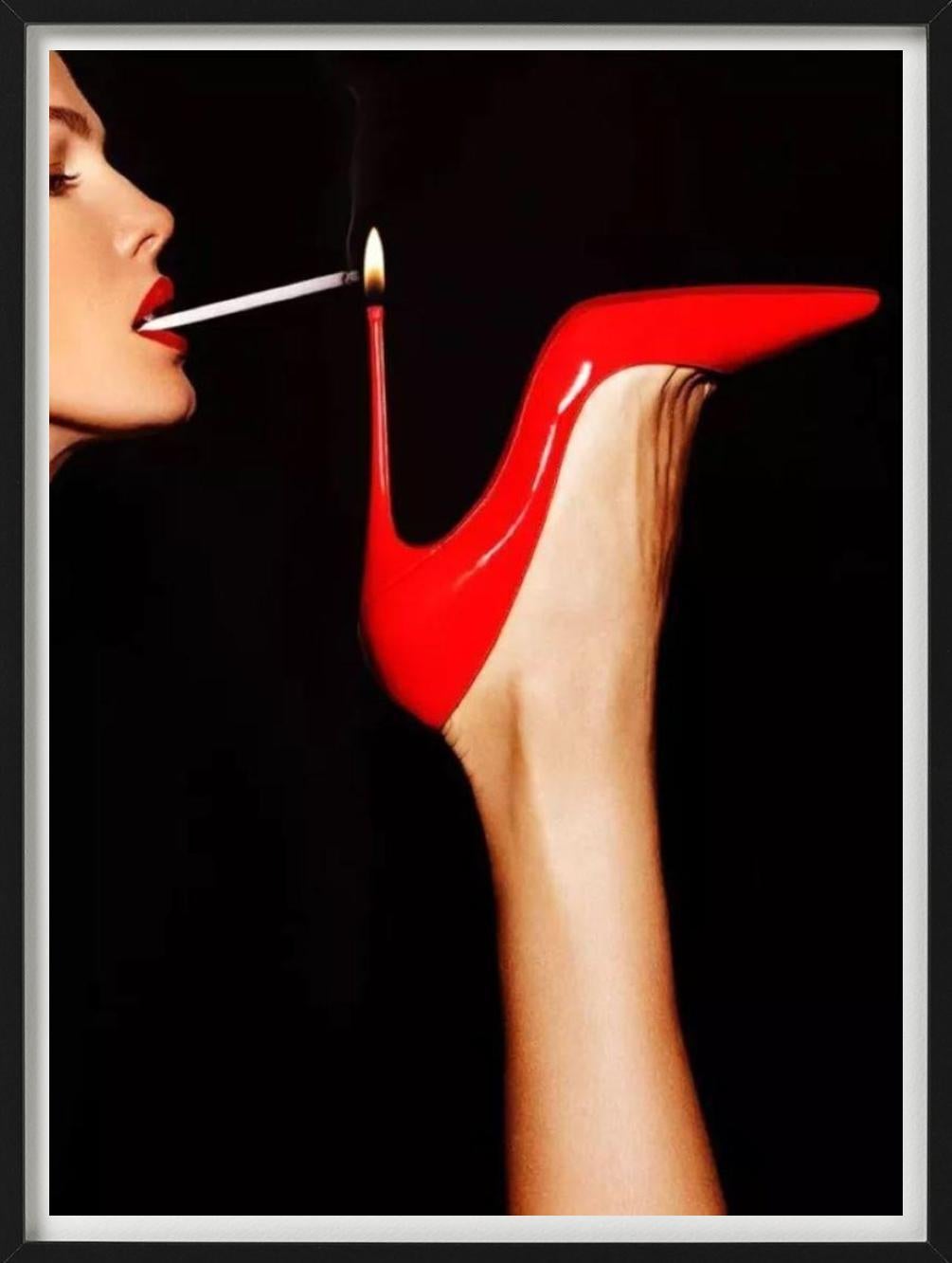 Super Slim - roter Schuh mit einer Frau, die ihre Zigarettenflasche beleuchtet, Kunstfotografie im Angebot 5