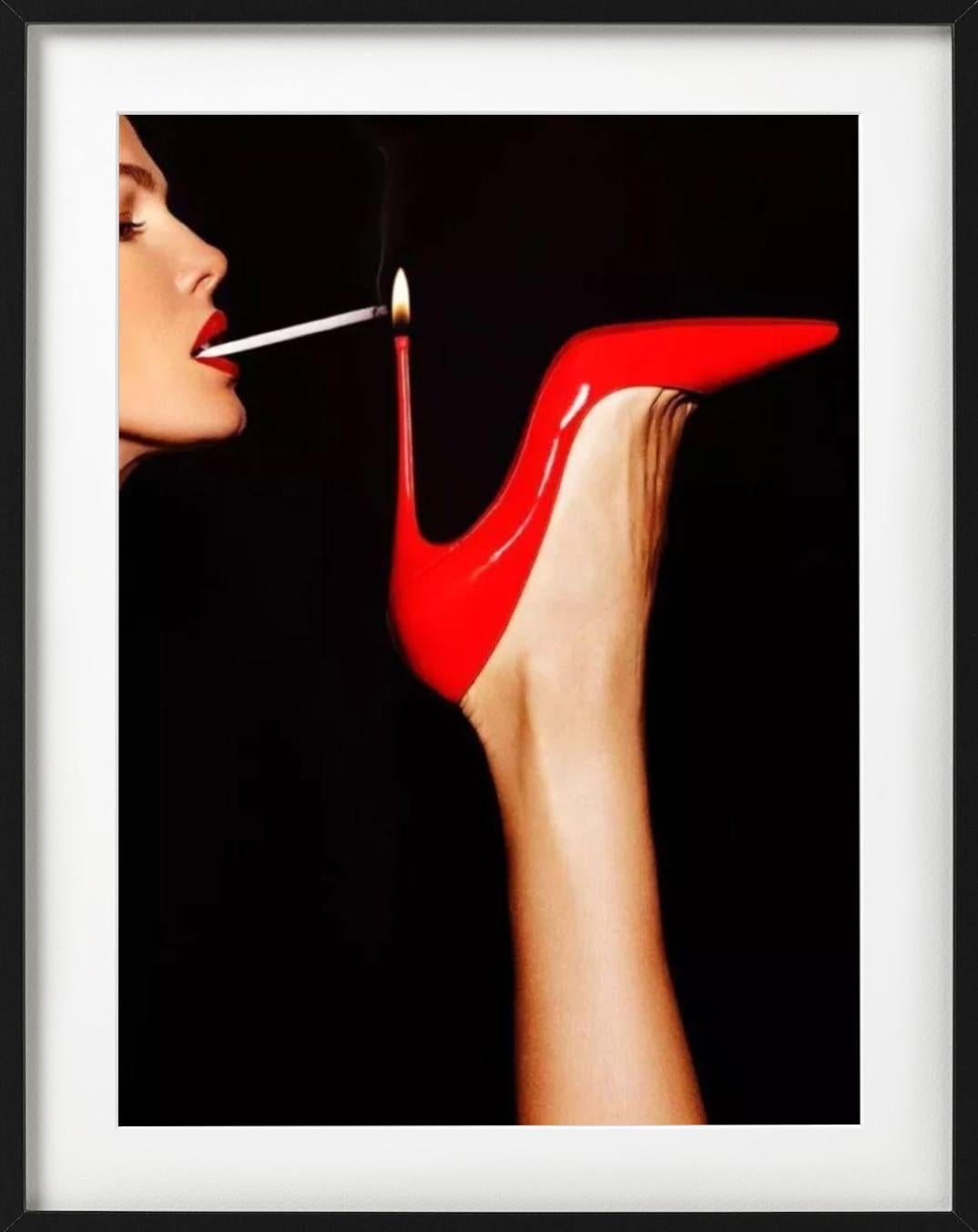 Super Slim - roter Schuh mit einer Frau, die ihre Zigarettenflasche beleuchtet, Kunstfotografie im Angebot 6