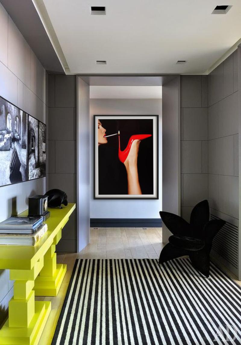 Super Slim - roter Schuh mit einer Frau, die ihre Zigarettenflasche beleuchtet, Kunstfotografie (Schwarz), Figurative Photograph, von Tony Kelly