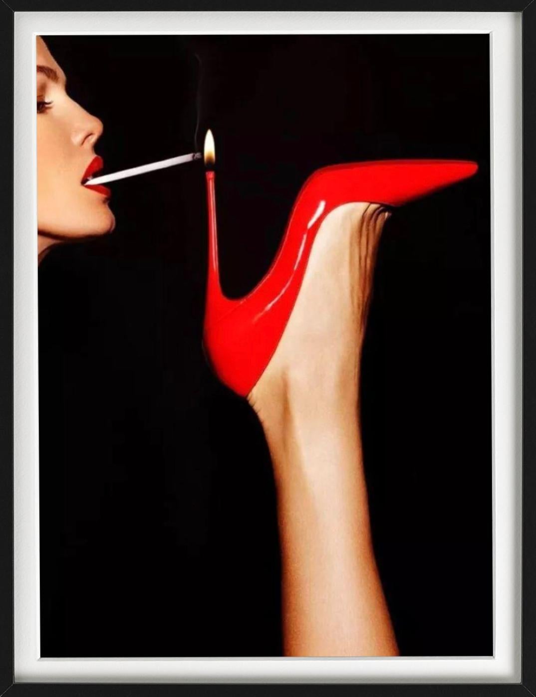Super Slim - roter Schuh mit einer Frau, die ihre Zigarettenflasche beleuchtet, Kunstfotografie im Angebot 1