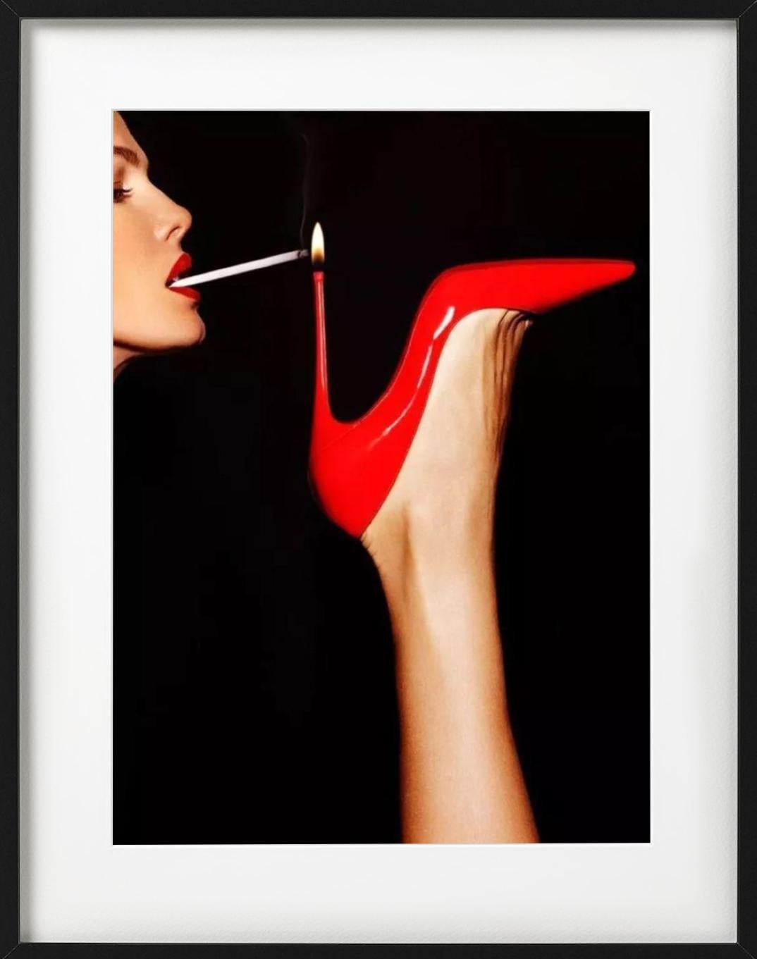 Super Slim - roter Schuh mit einer Frau, die ihre Zigarettenflasche beleuchtet, Kunstfotografie im Angebot 2
