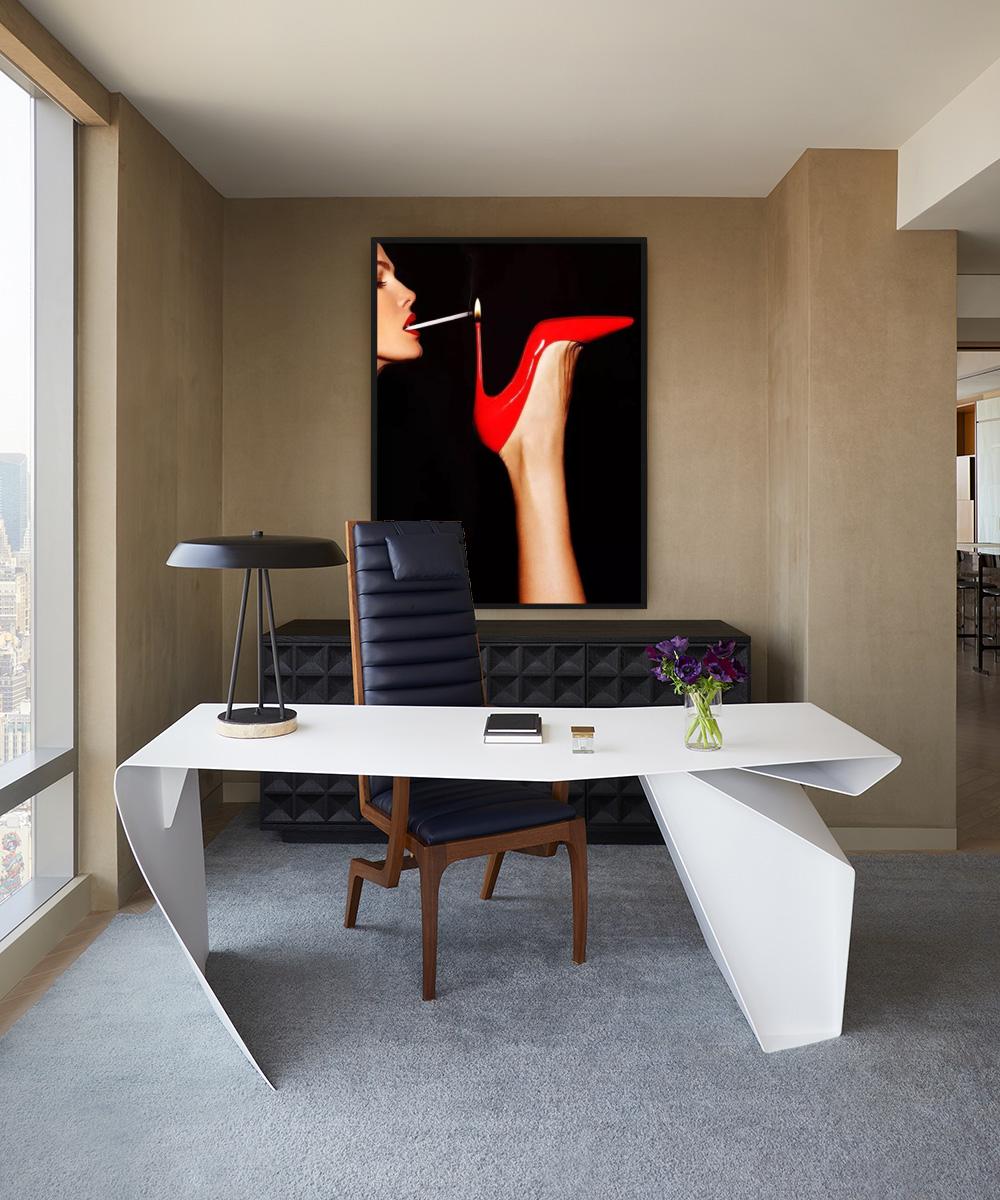 Super Slim - roter Schuh mit einer Frau, die ihre Zigarettenflasche beleuchtet, Kunstfotografie im Angebot 3