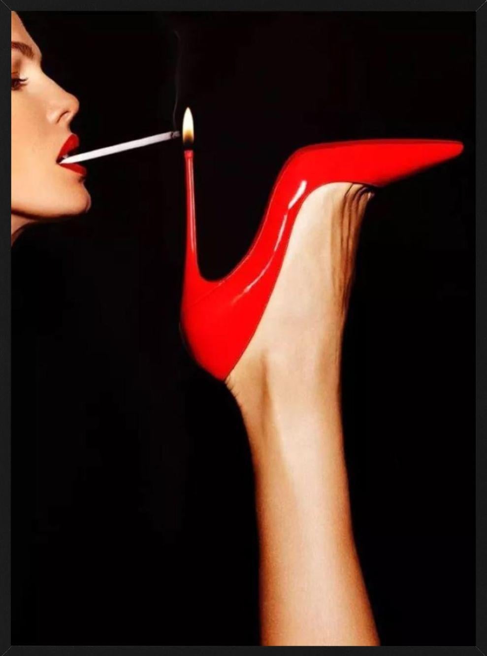 Super Slim - roter Schuh mit einer Frau, die ihre Zigarettenflasche beleuchtet, Kunstfotografie im Angebot 4