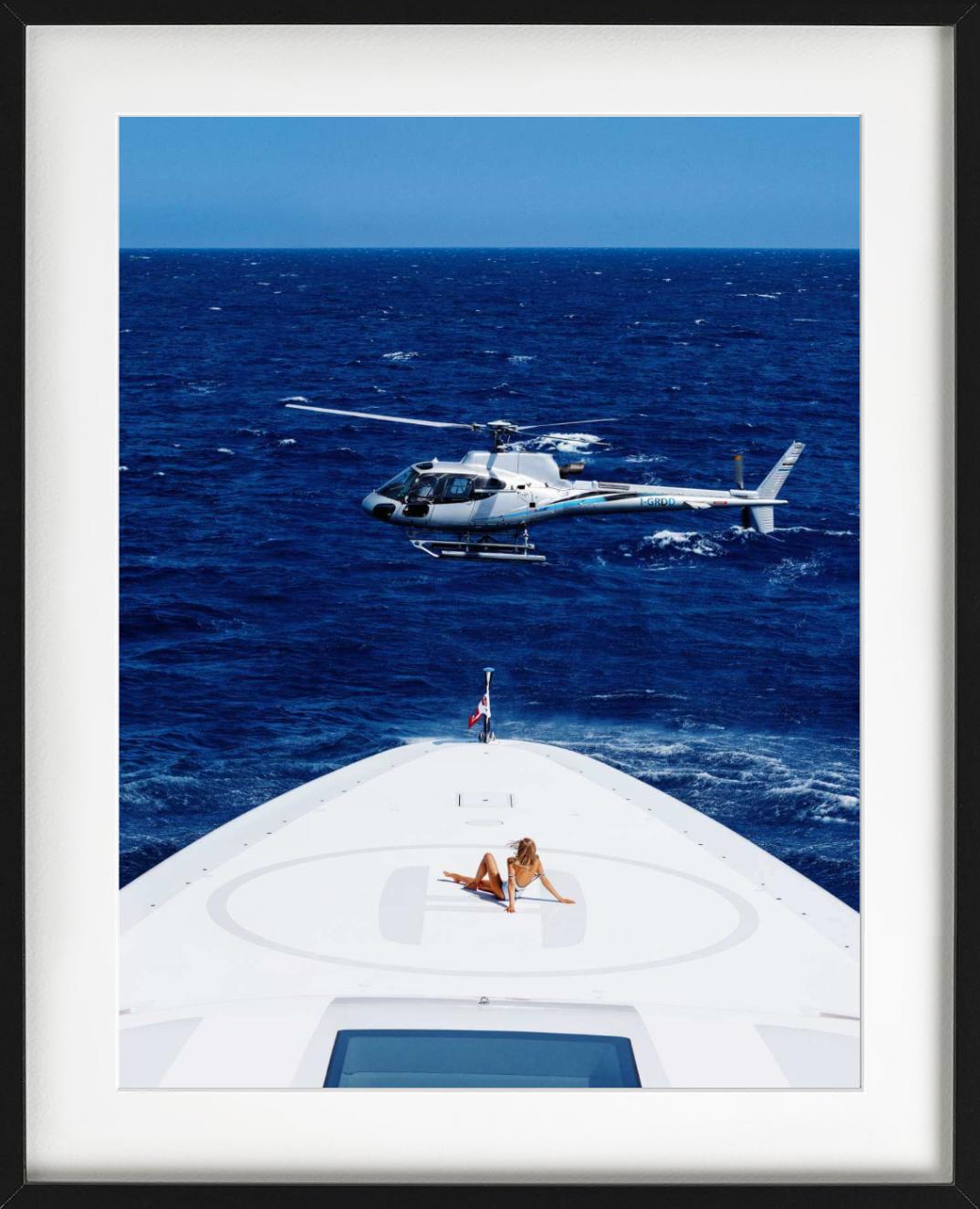 Frau, die am Rand einer Megayacht sitzt, fotografiert von Tony Kelly.

Alle Drucke sind in limitierter Auflage erhältlich. Erhältlich in mehreren Größen. Hochwertige Einrahmung auf Anfrage.

Alle Drucke werden von der Künstlerin oder dem Künstler