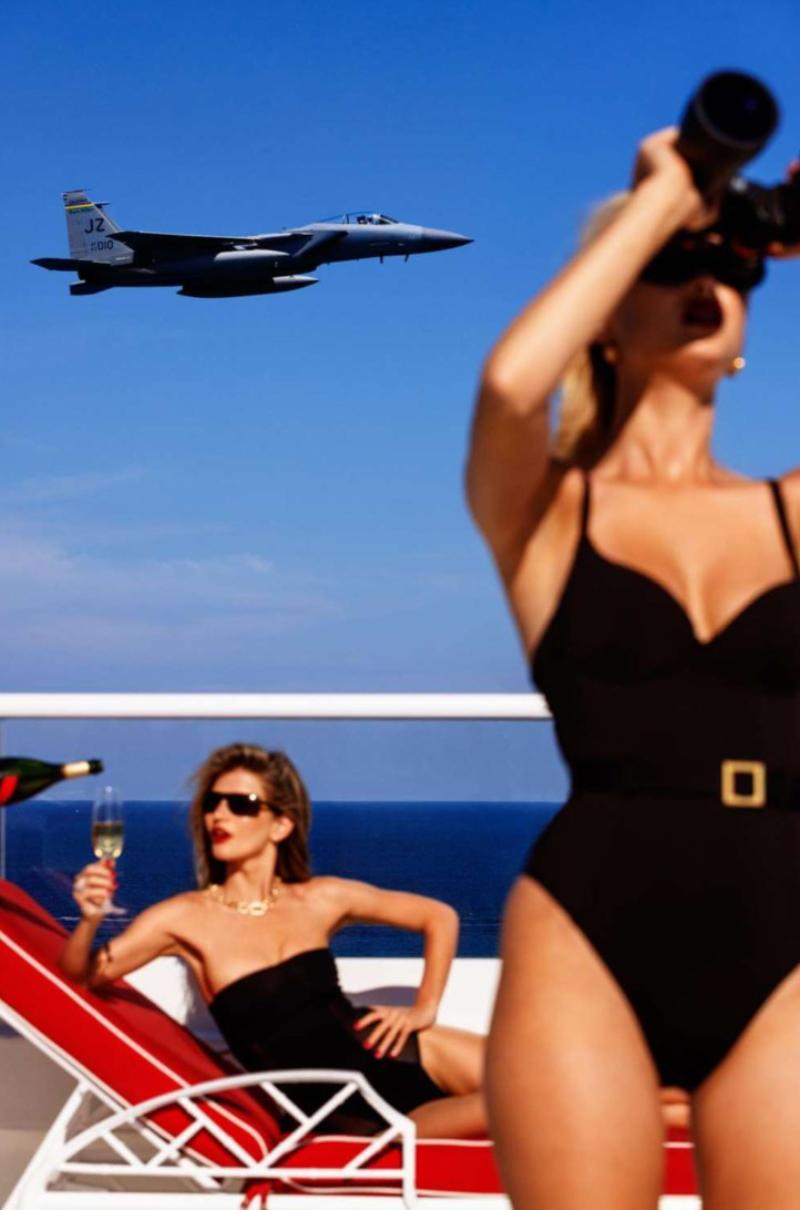 Tony Kelly Figurative Photograph – Der Miami Jet Set