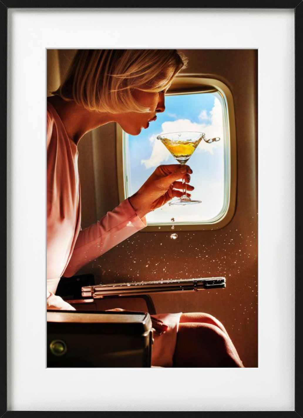 Turbulence – Frau, die Champagner in einem Flugzeug schenkt, Kunstfotografie, 2019 (Zeitgenössisch), Photograph, von Tony Kelly