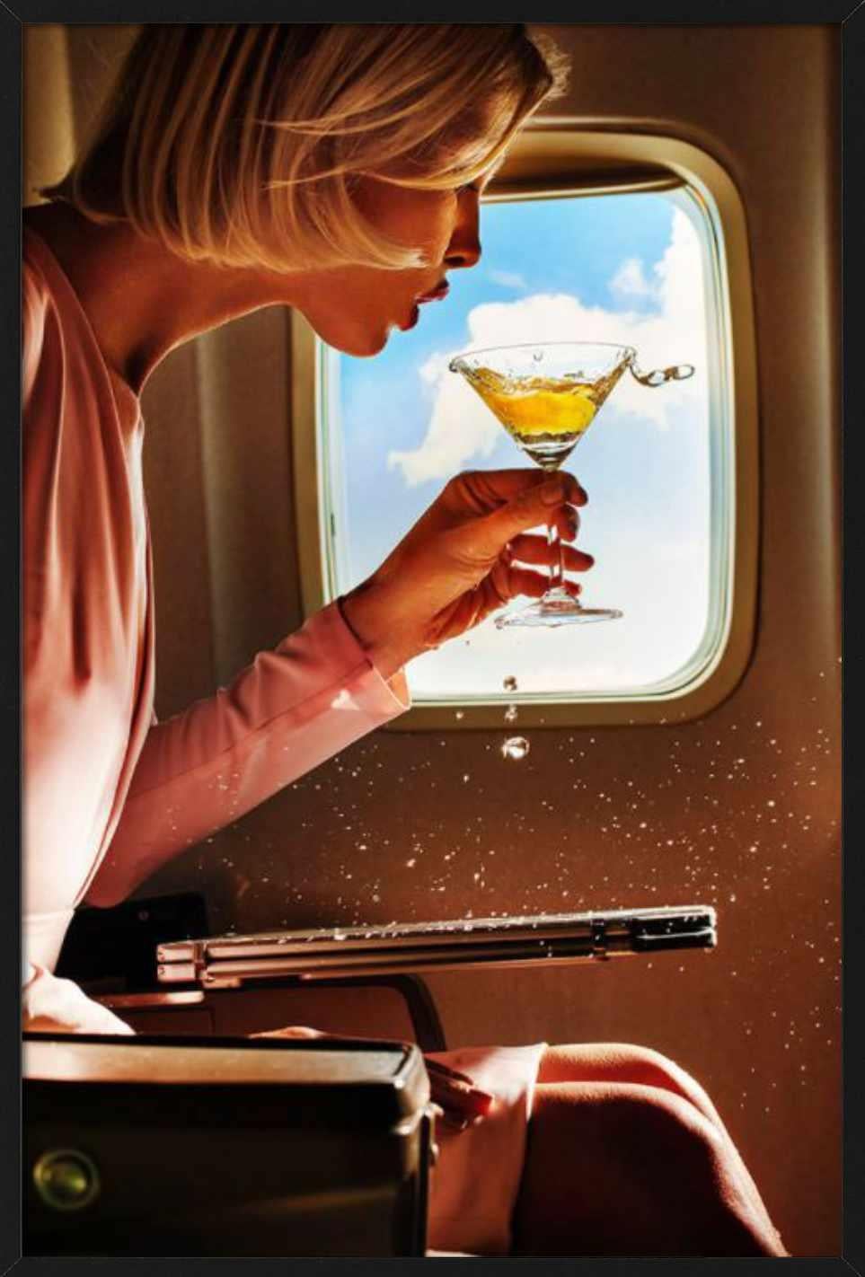 Turbulence – Frau, die Champagner in einem Flugzeug schenkt, Kunstfotografie, 2019 im Angebot 3
