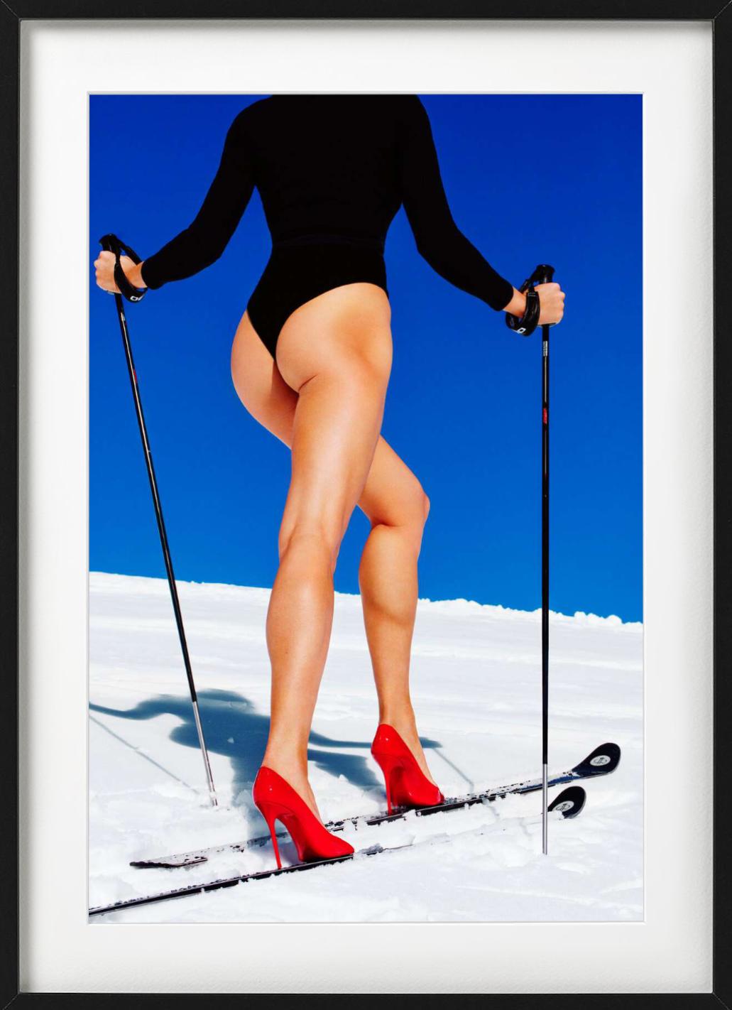 Backcountry II - Modelo con tacones rojos Skitouring, Fotografía artística, 2019 en venta 6