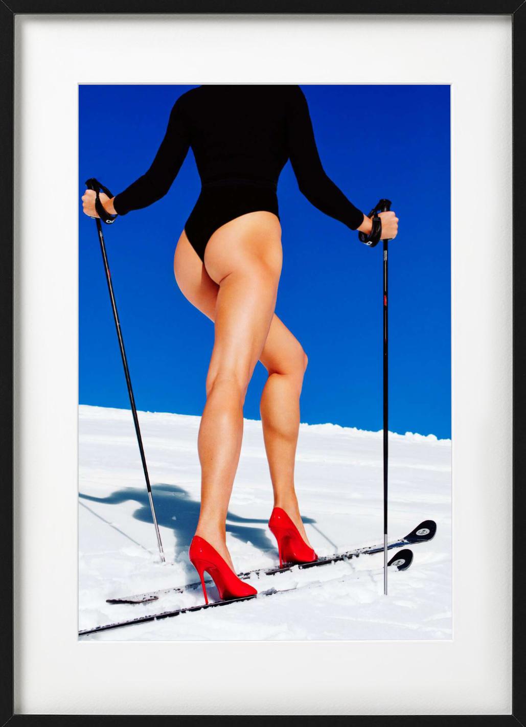 Modelo con maillot negro subiendo una montaña nevada con tacones rojos sujeta a un par de esquís, fotografiada por Tony Kelly en 2018.

Todas las impresiones son de edición limitada. Disponible en varios tamaños. Enmarcado de alta gama a