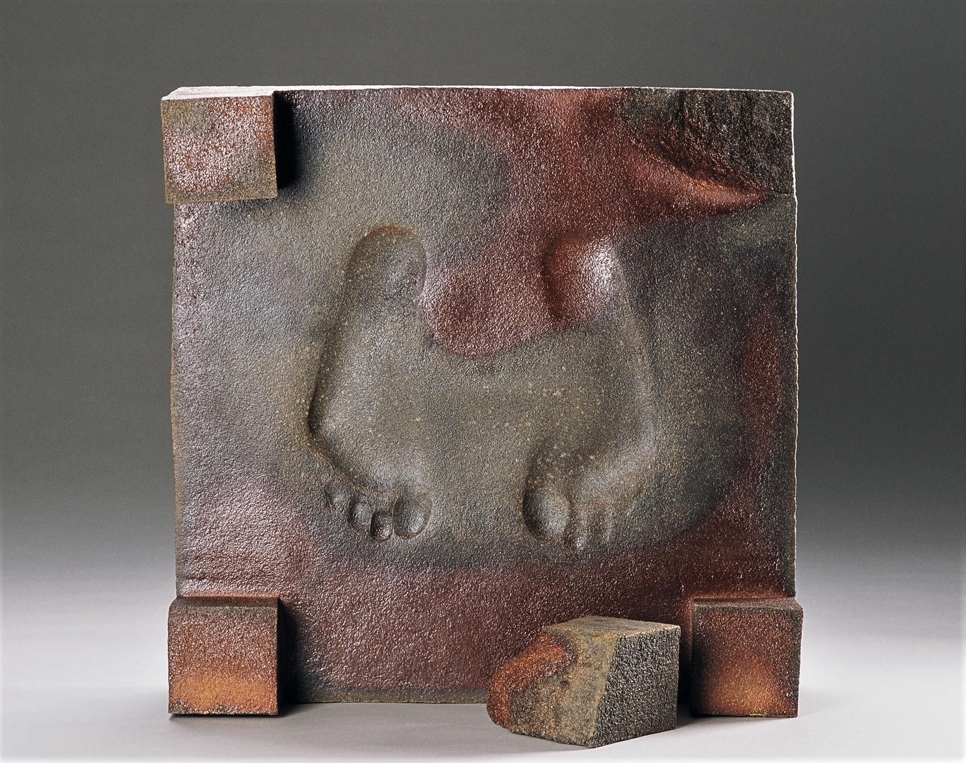 Figurative Sculpture de Tony Moore - Escultura cerámica de madera, impresión de pies: 'Yo Y Tú '